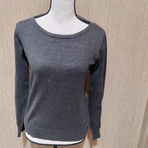 Cielo gray crew neck pullover size L
